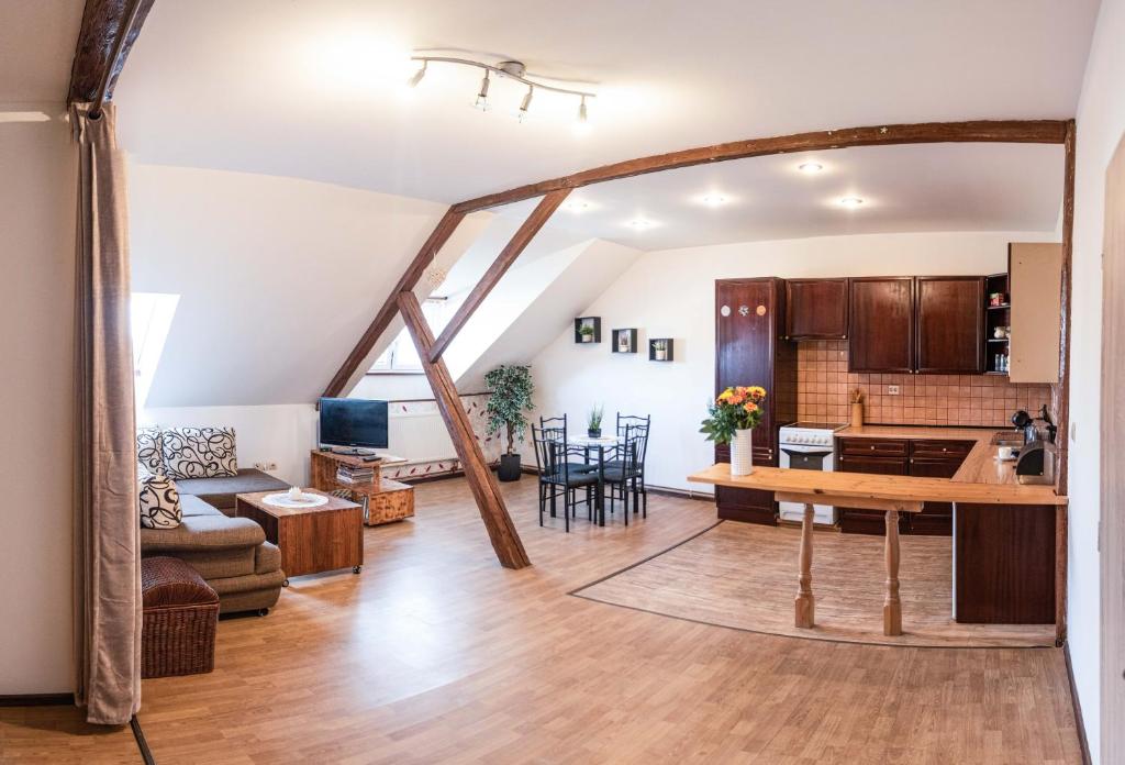 Kuchyňa alebo kuchynka v ubytovaní Podkrovní apartmán s výhledem na náměstí