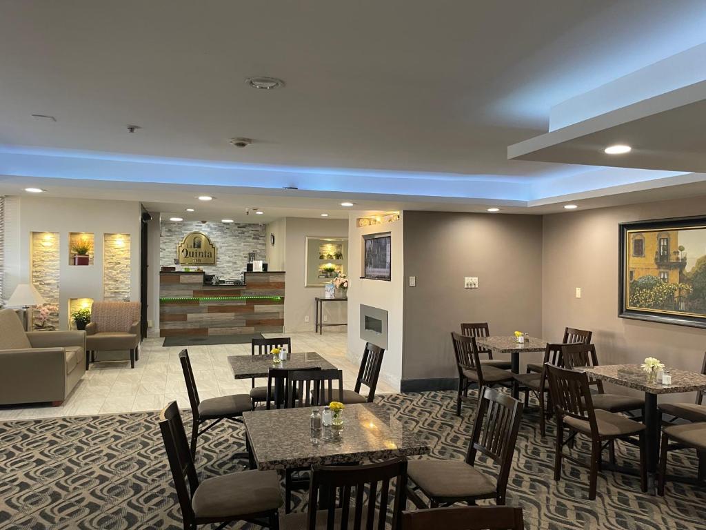 La Quinta Inn and Suites by Wyndham Cincinnati North photo