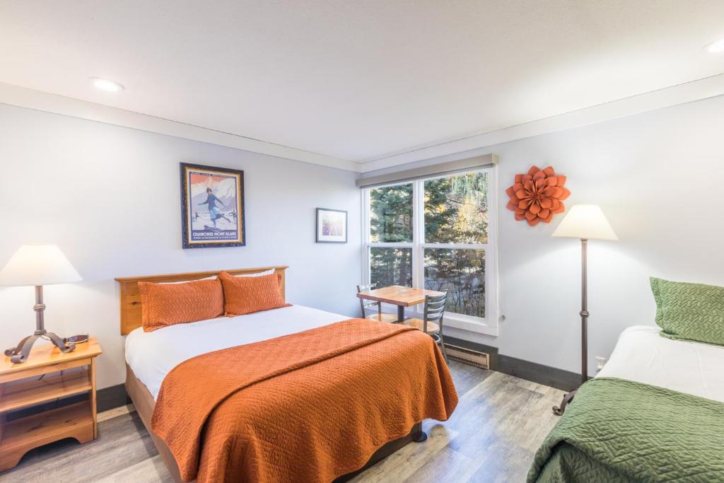 Un pat sau paturi într-o cameră la Mountainside Inn 103 Hotel Room