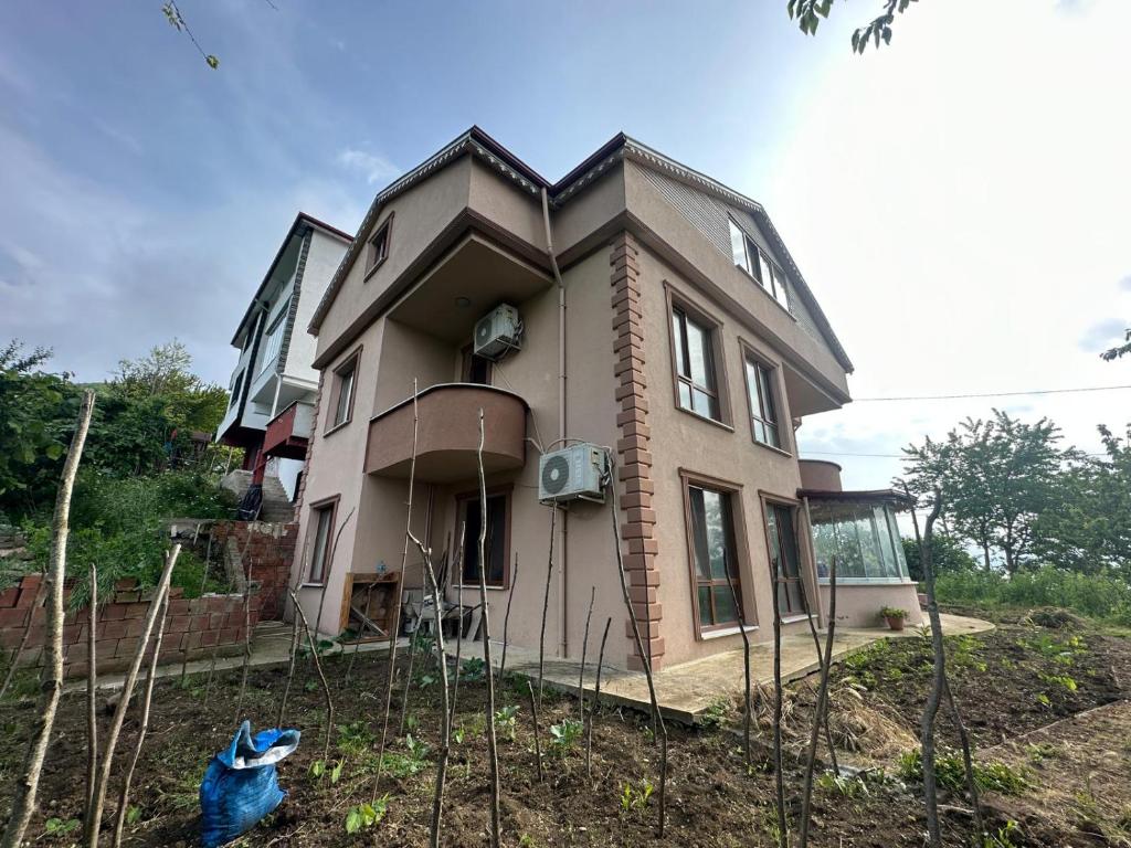 Trabzon merkeze yakın deniz manzaralı villa doğa ile iç içe eşsiz huzur içerisinde bir tatil