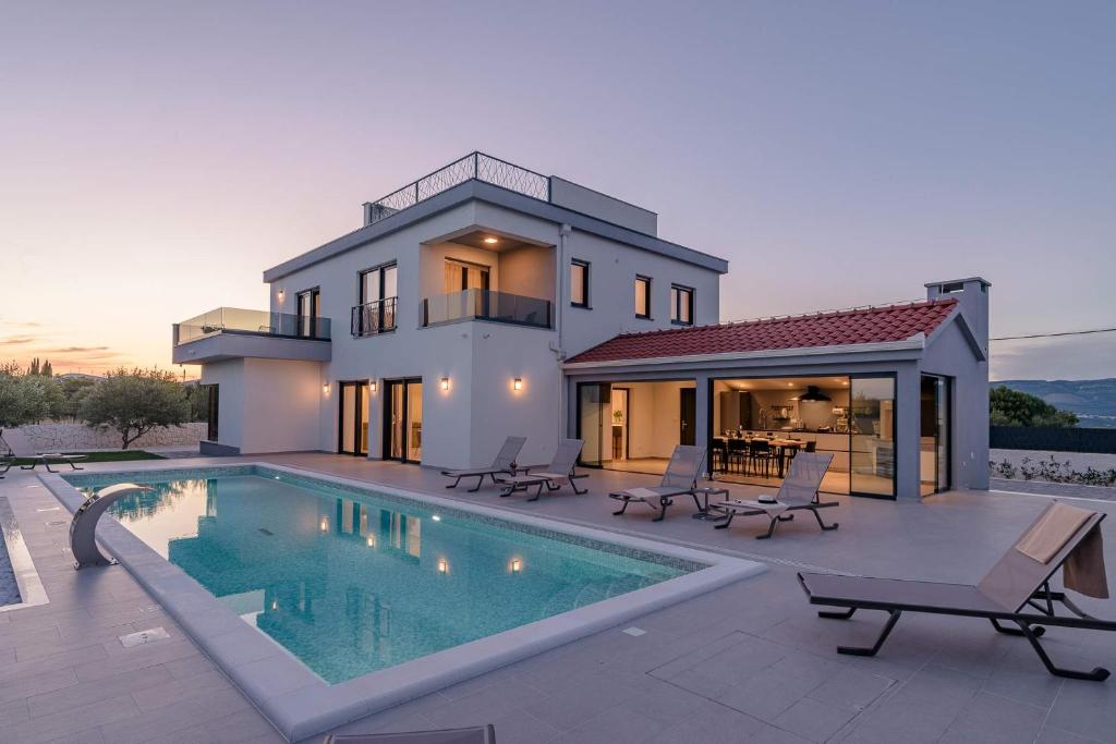 Stunning Wind Rose with 50m2 heated pool, Sauna, Gym, Trogir (updated