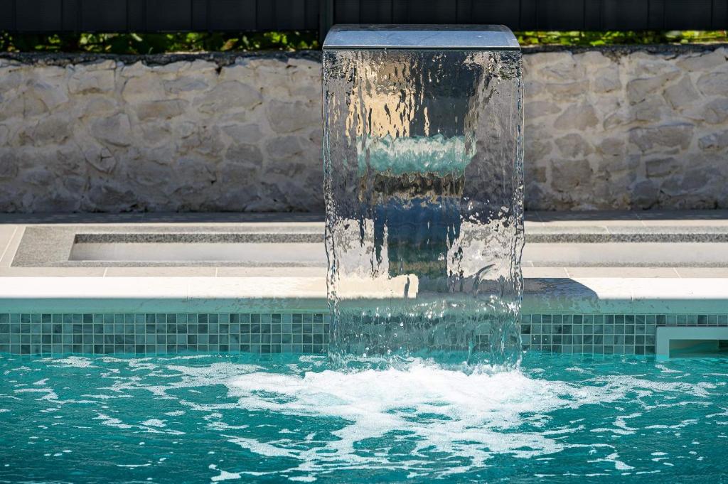 Stunning Wind Rose with 50m2 heated pool, Sauna, Gym, Trogir Updated