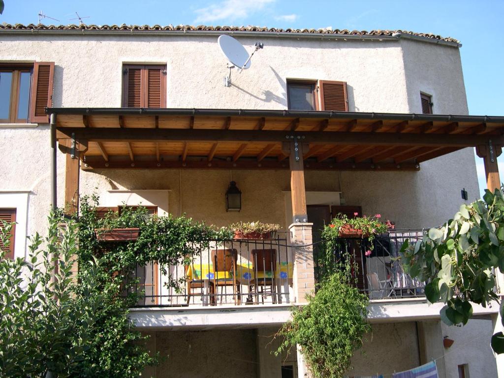 un edificio con un balcón con sillas. en Casa Barone, Castiglione a Casauria (Pescara), en Castiglione a Casauria