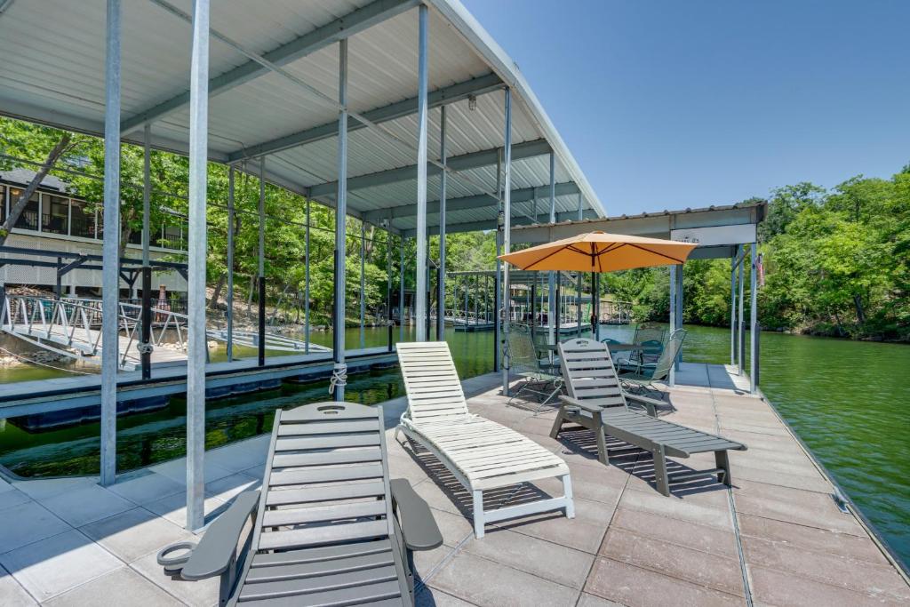 Φωτογραφία από το άλμπουμ του Spacious Decks and Dock Margaritaville Home! σε Osage Beach