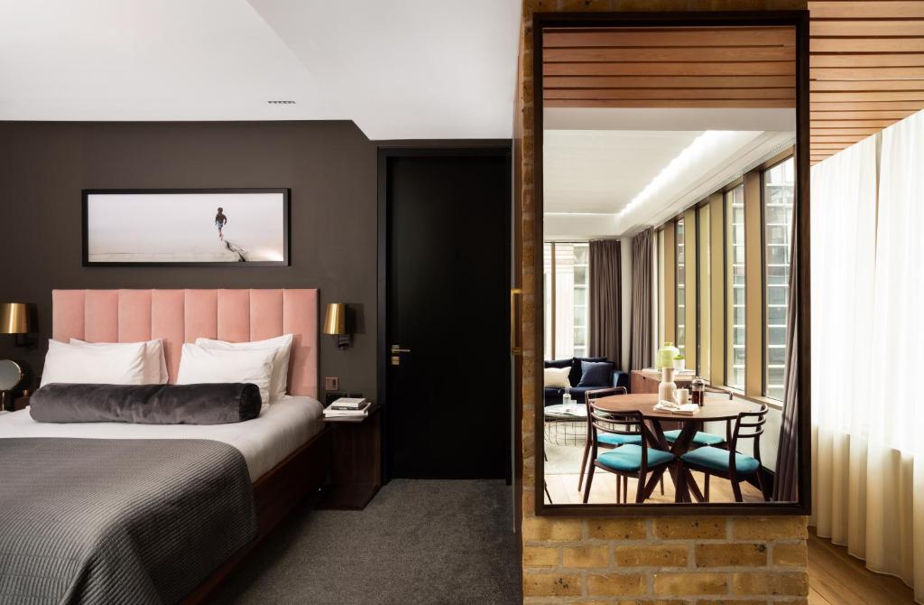 um quarto de hotel com uma cama e uma mesa em Native Bankside em Londres