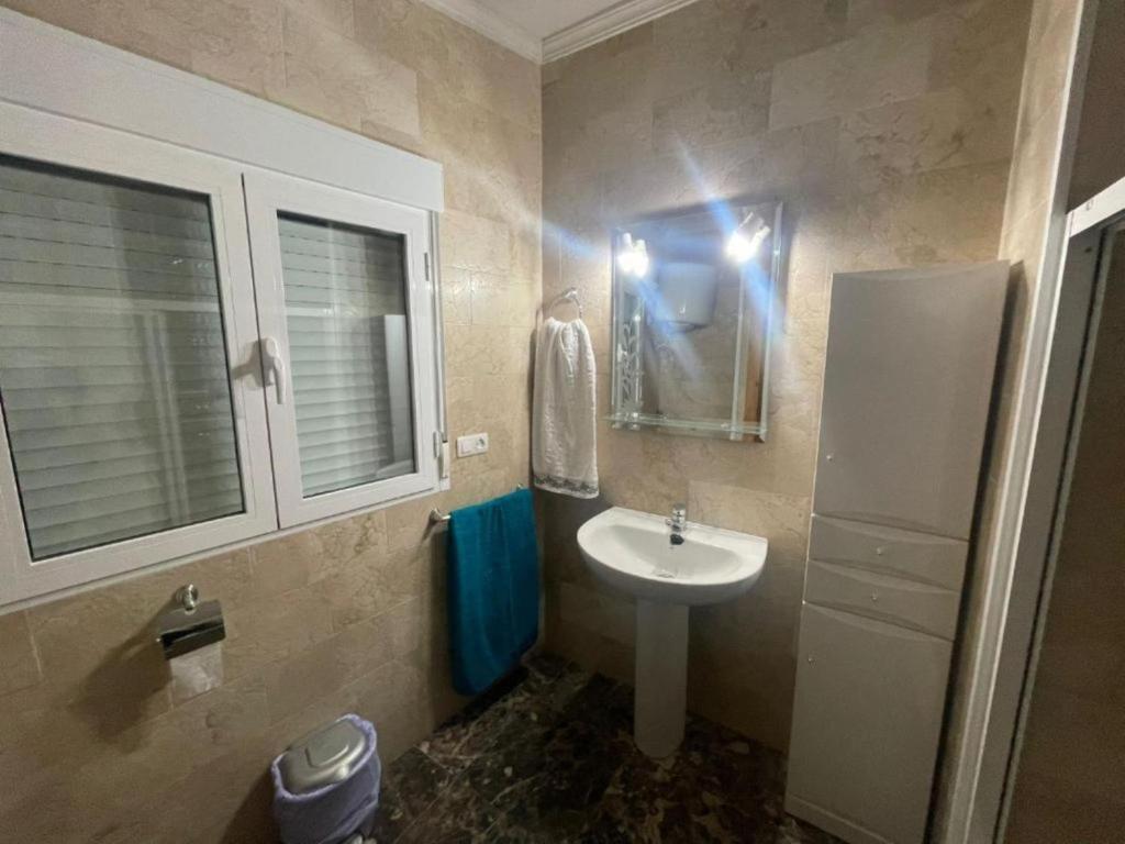 La petite salle de bains est pourvue d'un lavabo et d'un miroir. dans l'établissement Casa rural Mccoy 2, à Macael