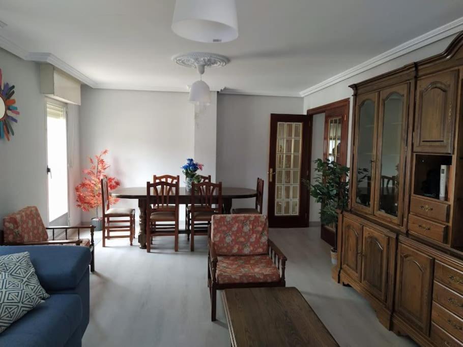 sala de estar con sofá azul y mesa en Atico en Torrecilla en Cameros, en Torrecilla en Cameros