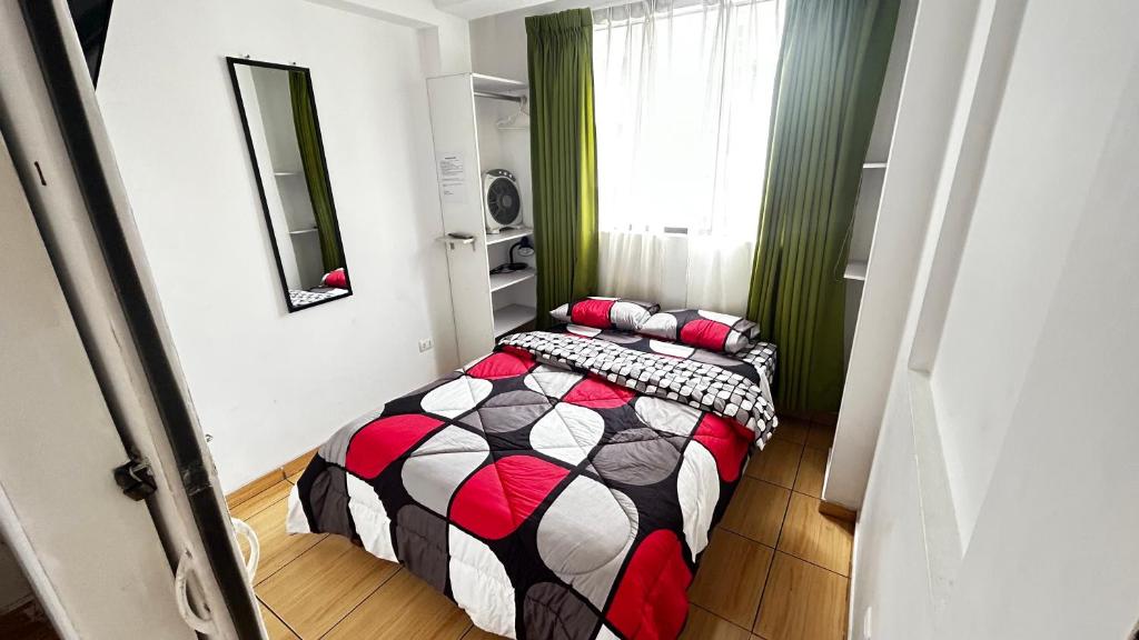 a small bedroom with a bed in a room at I Relajante Habitación en Miraflores Central in Lima