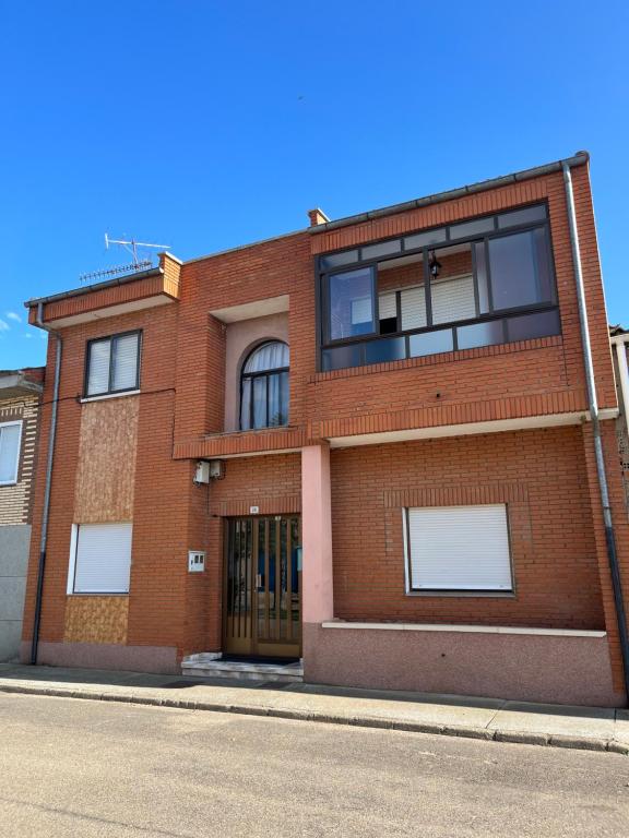 um edifício de tijolos vermelhos com a porta da frente aberta em Casa Vazan 