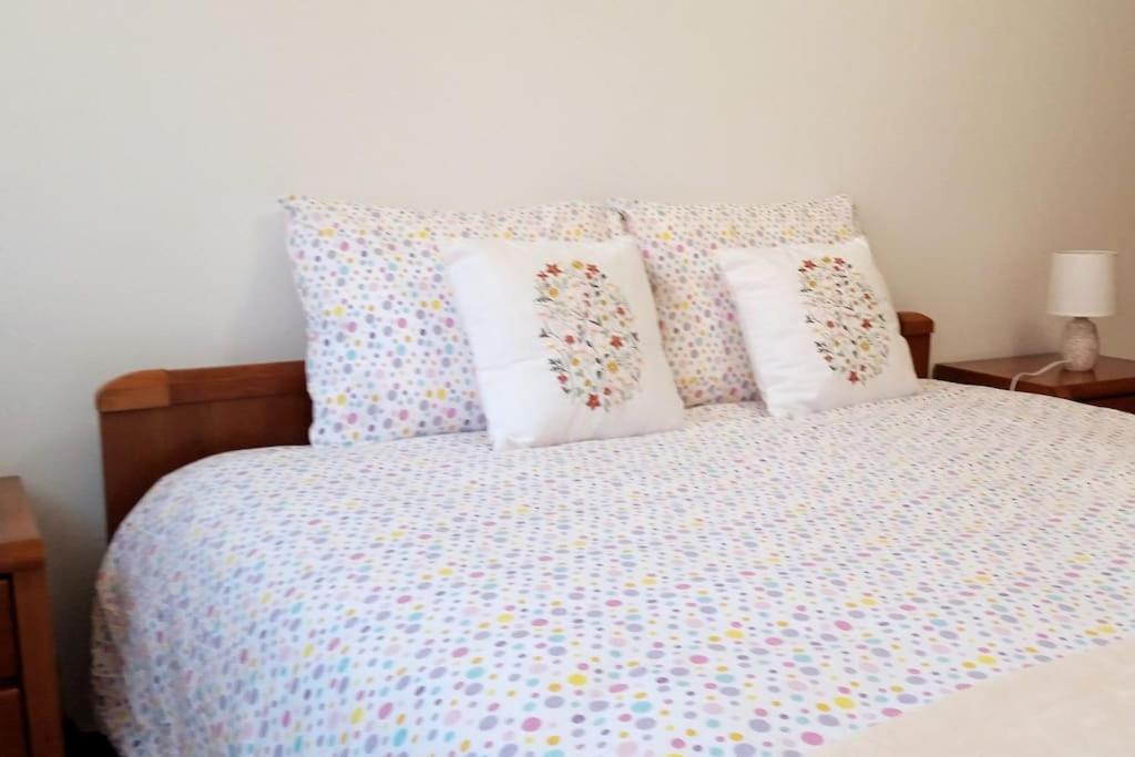 - un lit avec des draps et des oreillers en coton dans l'établissement Beautiful apartment with nice view to the port, à A Guarda
