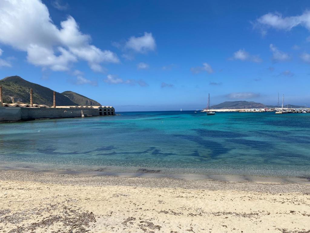 - Vistas al océano desde la playa en A Patedda en Favignana