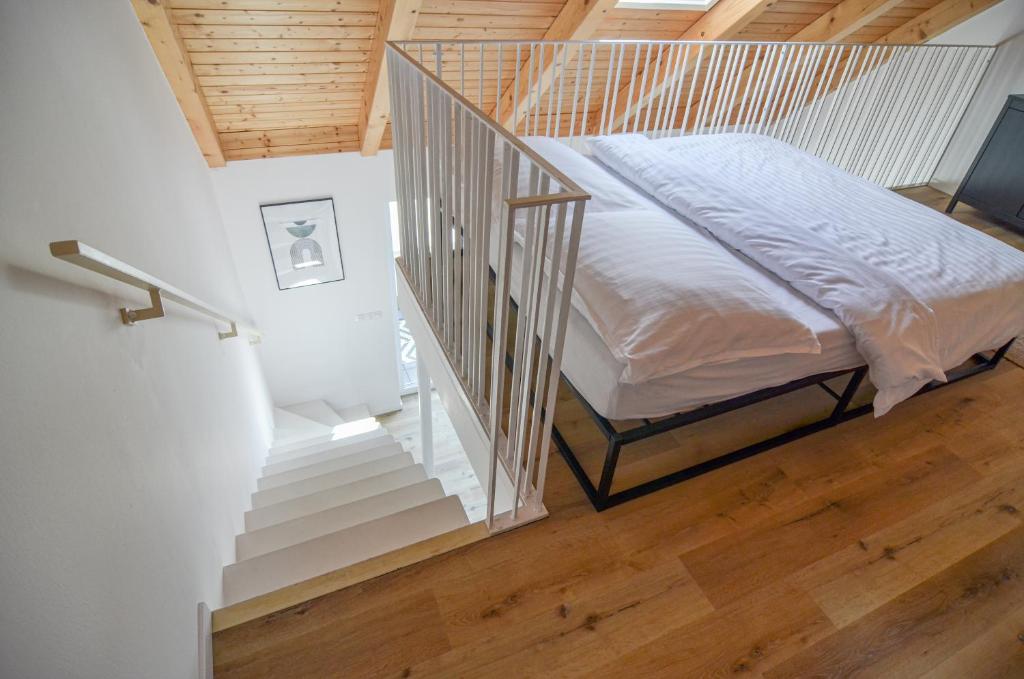 Postel nebo postele na pokoji v ubytování Vineyard Terrace Apartment