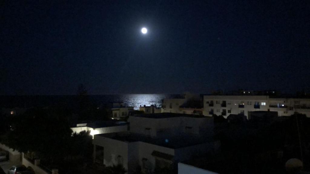 卡沃內拉斯的住宿－Ático 8 carboneras，夜晚在海洋上方的月亮景色