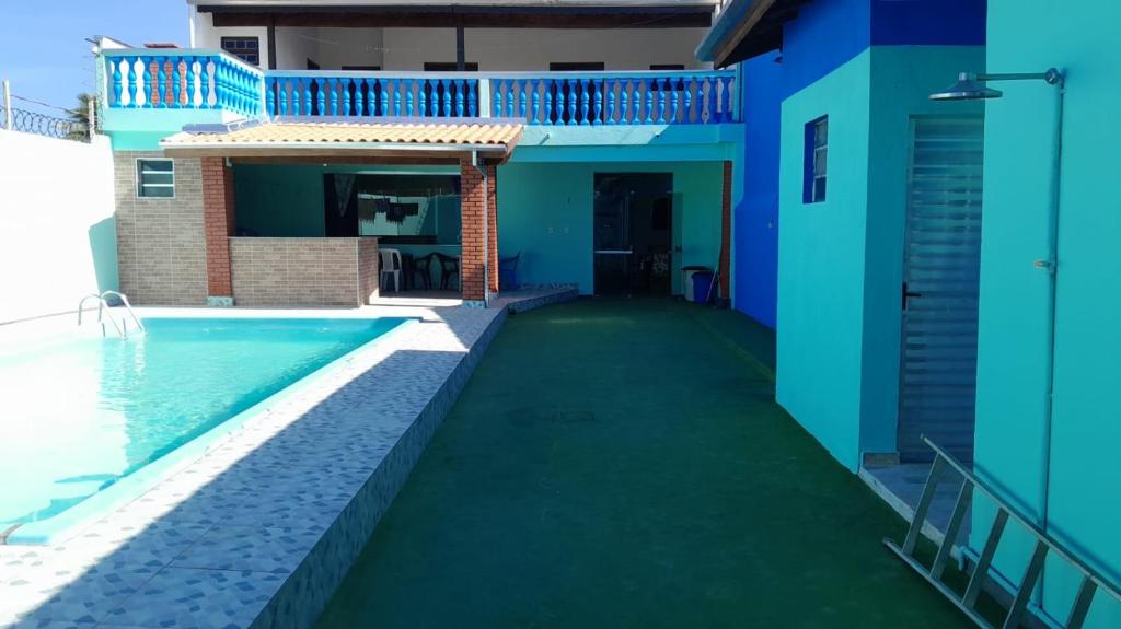 卡拉瓜塔圖巴的住宿－CASA DE PRAIA CARAGUA com PISCINA Acomoda 15 Pessoas，一座带游泳池和房子的别墅
