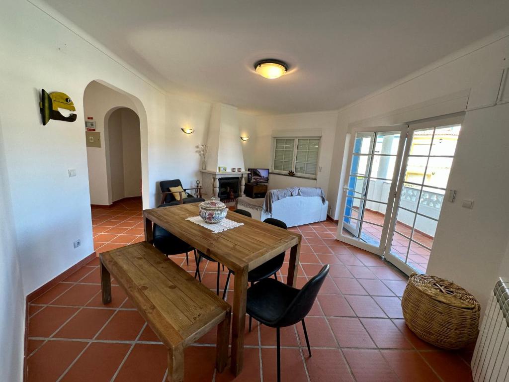ein Wohnzimmer mit einem Holztisch und ein Schlafzimmer in der Unterkunft Best Houses 91 - Casa D'el Rey in Amoreira