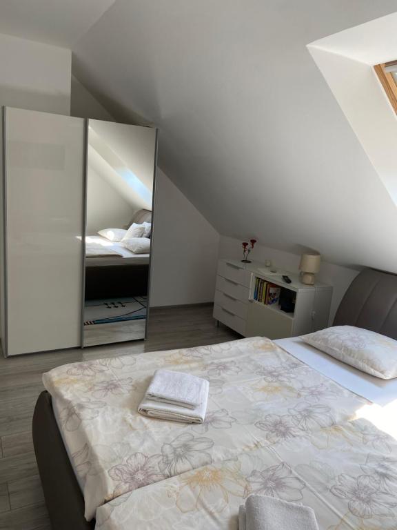 Posteľ alebo postele v izbe v ubytovaní Fodan Apartman