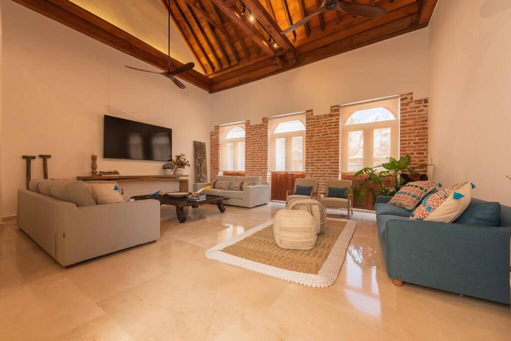 ein großes Wohnzimmer mit Sofas und einem TV in der Unterkunft Casa Luxor Cartagena by Soho in Cartagena de Indias