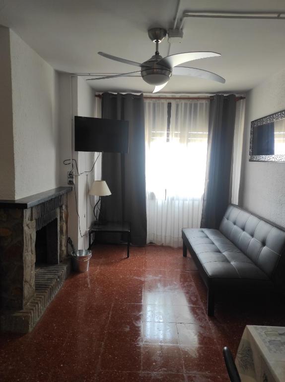 sala de estar con sofá y chimenea en Apartamentos Can Bruguera 4, en Mataró