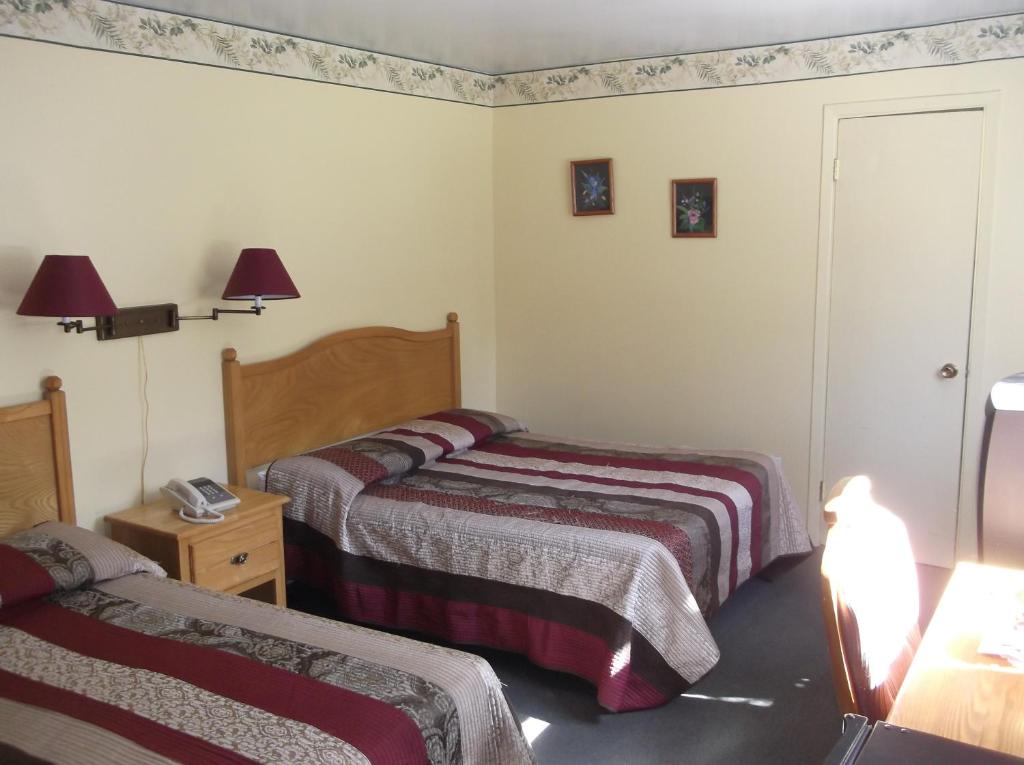 Letto o letti in una camera di Auberge Mountain View Inn