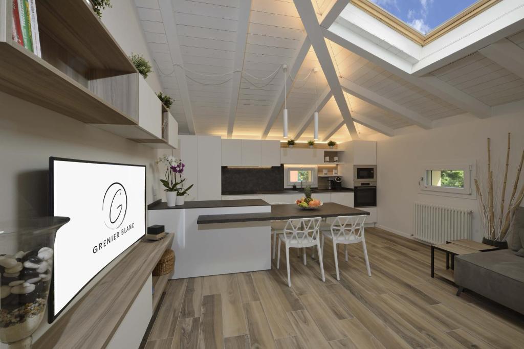 Grenier Blanc Elegante mansarda 2 camere 5 ospiti - Apartamento De Dos Dormitorios