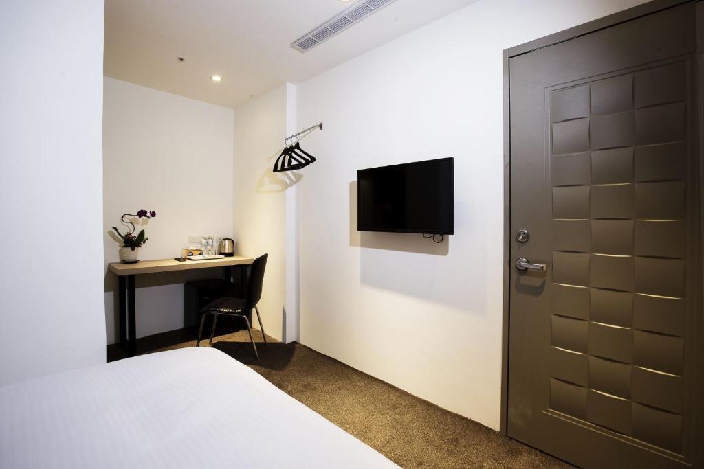TV a/nebo společenská místnost v ubytování Queens Hotel II