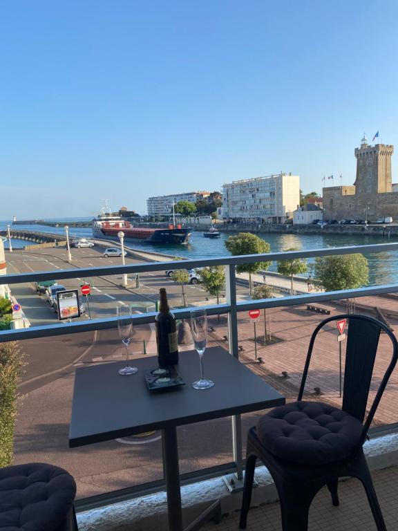 Vue panoramique mer et chenal même de la chambre 50m2 refait à neuf situation idéale en option garage fermé privé - Appartement D'une Chambre