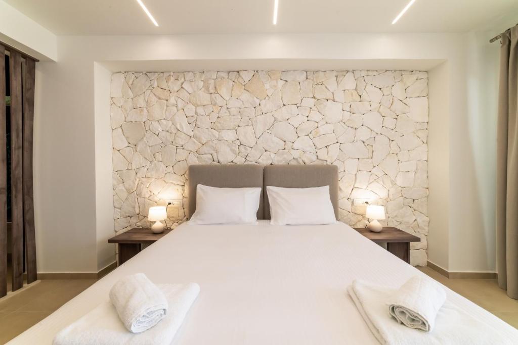 Postel nebo postele na pokoji v ubytování Lithitsa Lofts and Suites