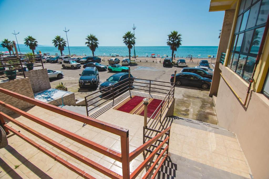 vistas a un aparcamiento en la playa en Two Bedroom Apartment With Balcony In Gonio Beach, en Gonio