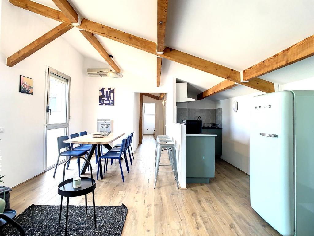 een keuken en eetkamer met een tafel en stoelen bij Appartement 3 chambres à proximité des plages in Cannes