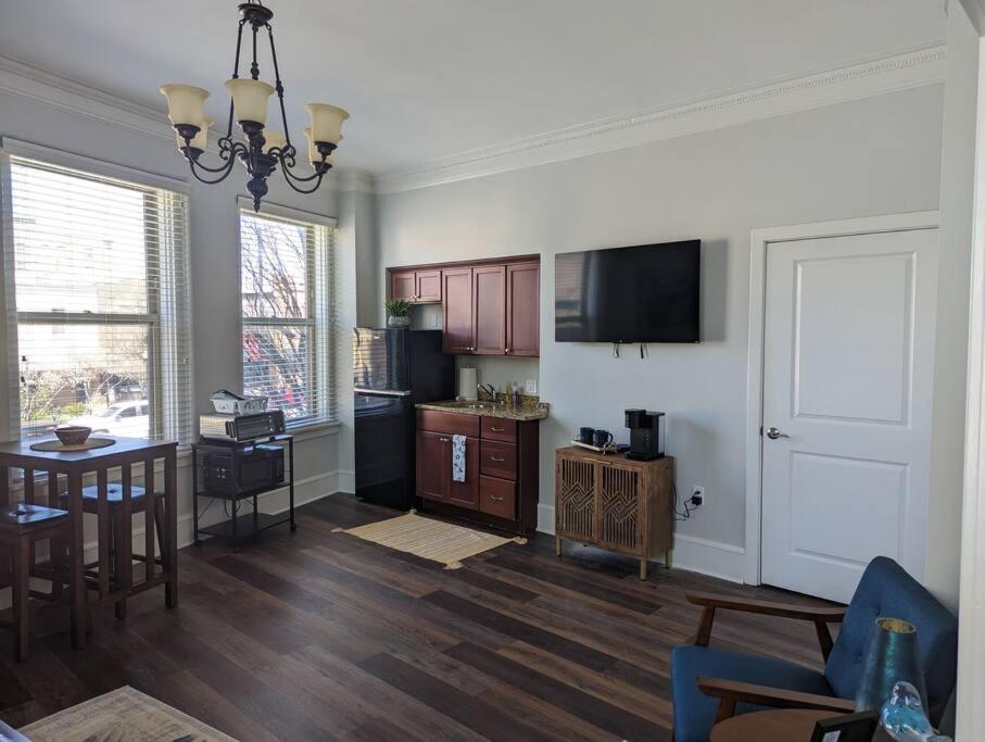 Kuchyň nebo kuchyňský kout v ubytování Unique 1 BR 1BA Stay in Downtown - 204