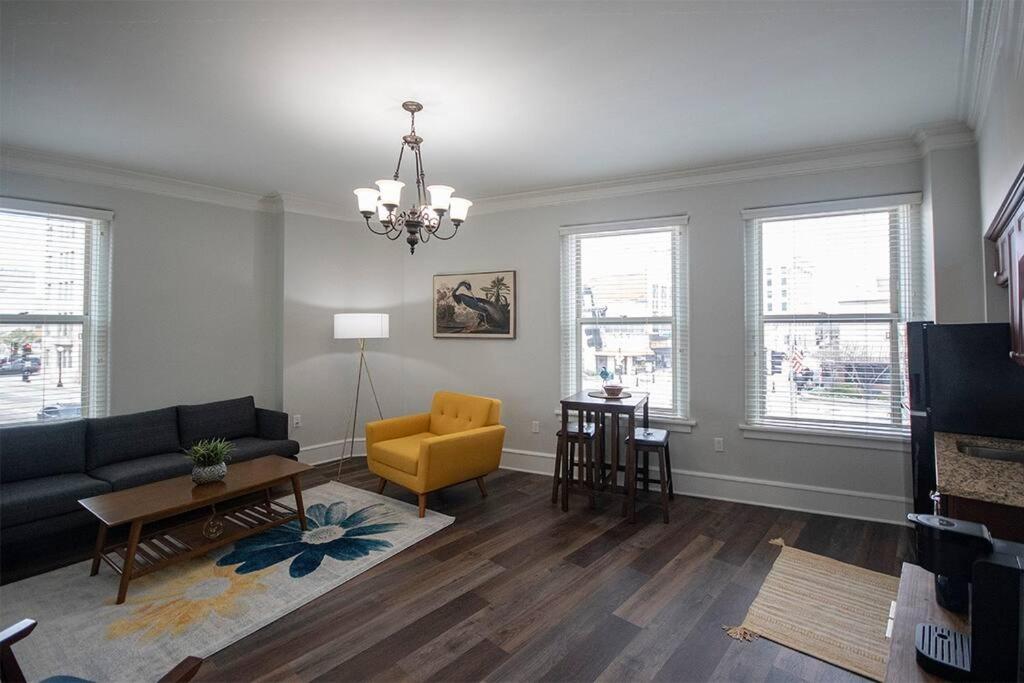 Posezení v ubytování Unique 1 BR 1BA Stay in Downtown - 204