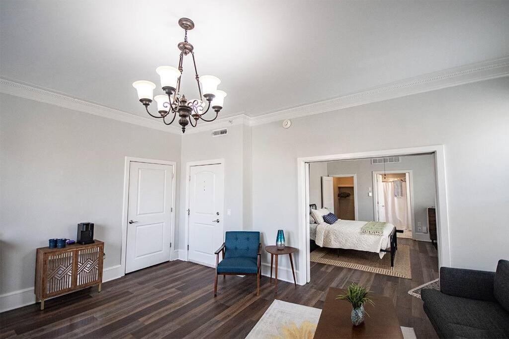 Posezení v ubytování Unique 1 BR 1BA Stay in Downtown - 204
