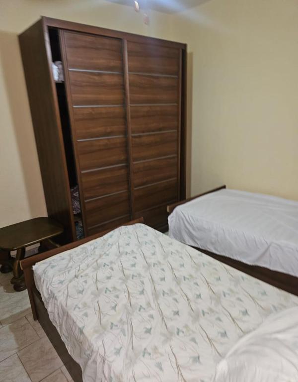 Postel nebo postele na pokoji v ubytování قرية مرسيليا بيتش3 شاليه عائلات فقط - Marseilia Beach 3 chalet Families Only