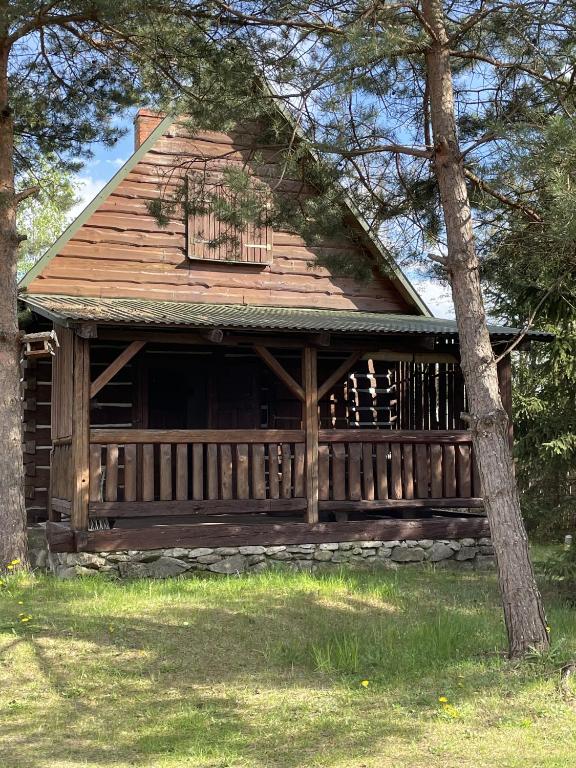 Cabaña de madera con porche y balcón en Domek Na Roztoczu, 
