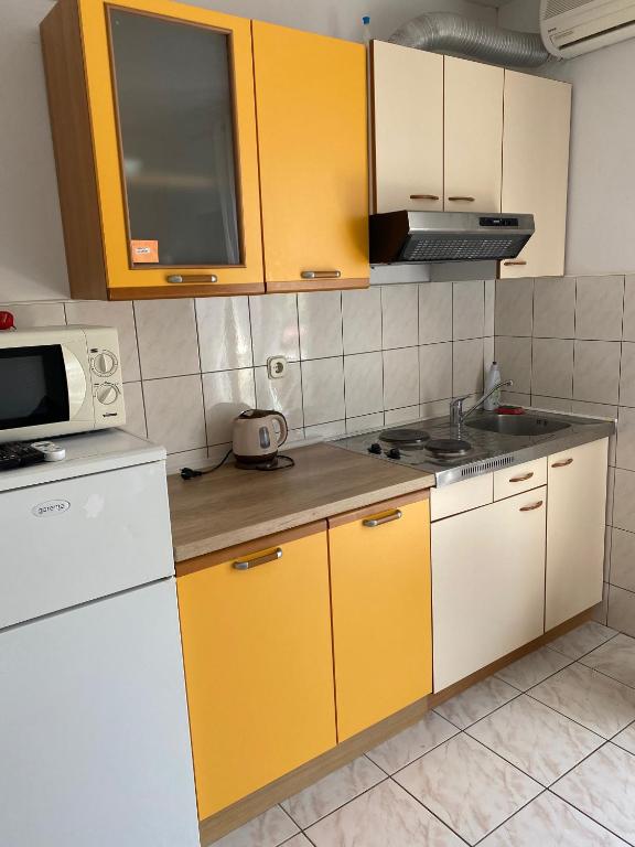 Kuchyňa alebo kuchynka v ubytovaní Apartmani Dušanka