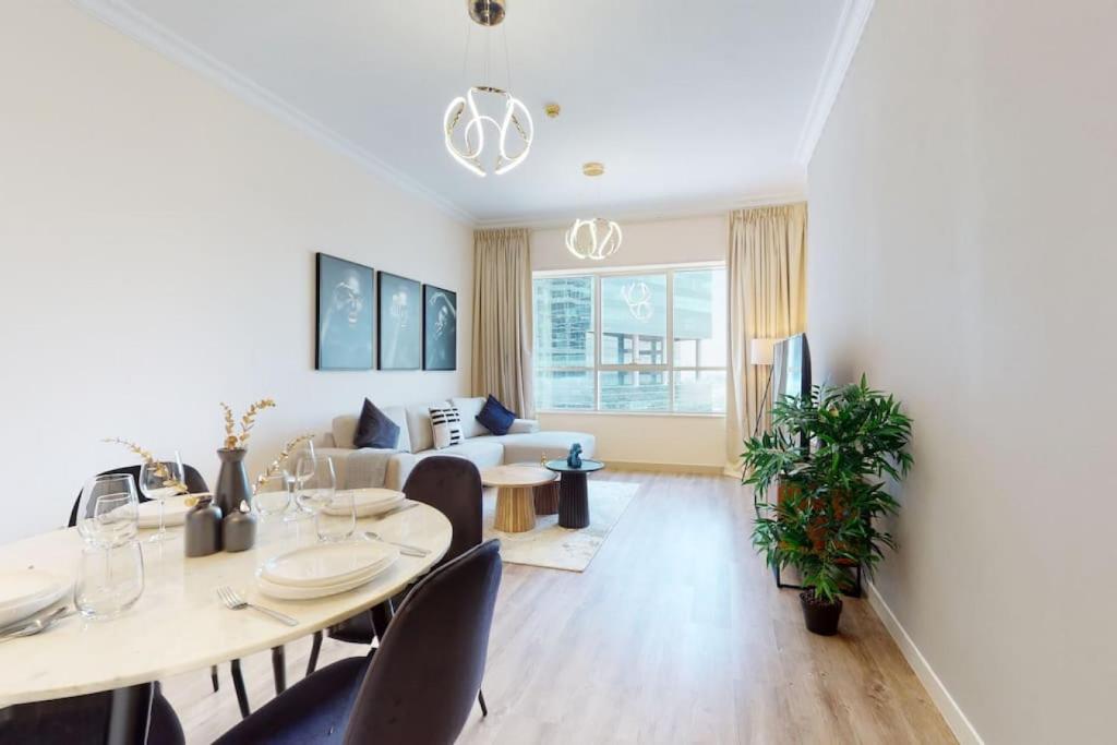 Posezení v ubytování V3 Tower - Elegant One Bedroom