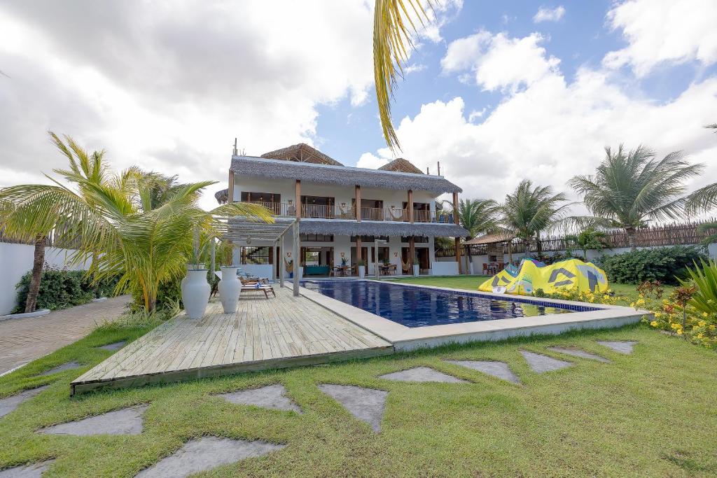 uma casa com uma piscina em frente em Villa Binn by Kabana em Praia do Preá