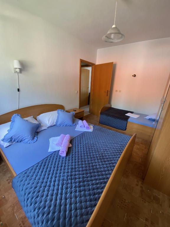 Posteľ alebo postele v izbe v ubytovaní Apartmani Dušanka