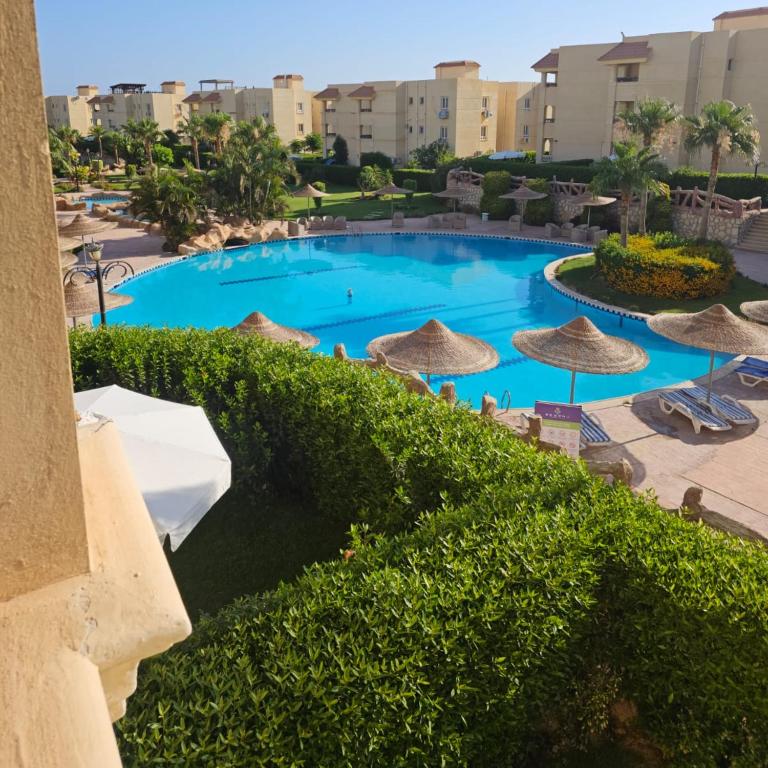 Bazén v ubytování قرية مرسيليا بيتش3 شاليه عائلات فقط - Marseilia Beach 3 chalet Families Only nebo v jeho okolí