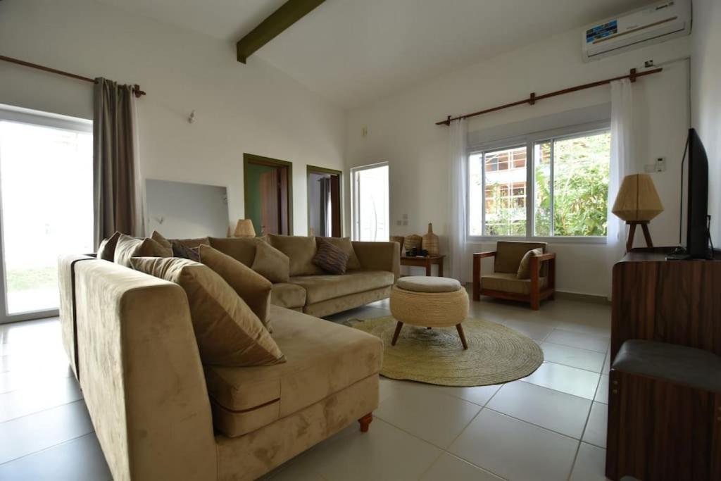 un soggiorno con divano e tavolo di The Coco Villa a Fumba