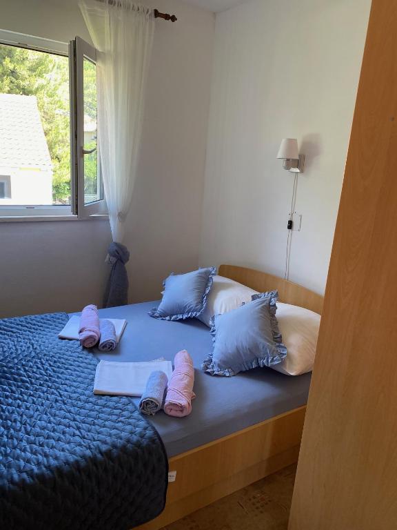 Posteľ alebo postele v izbe v ubytovaní Apartmani Dušanka