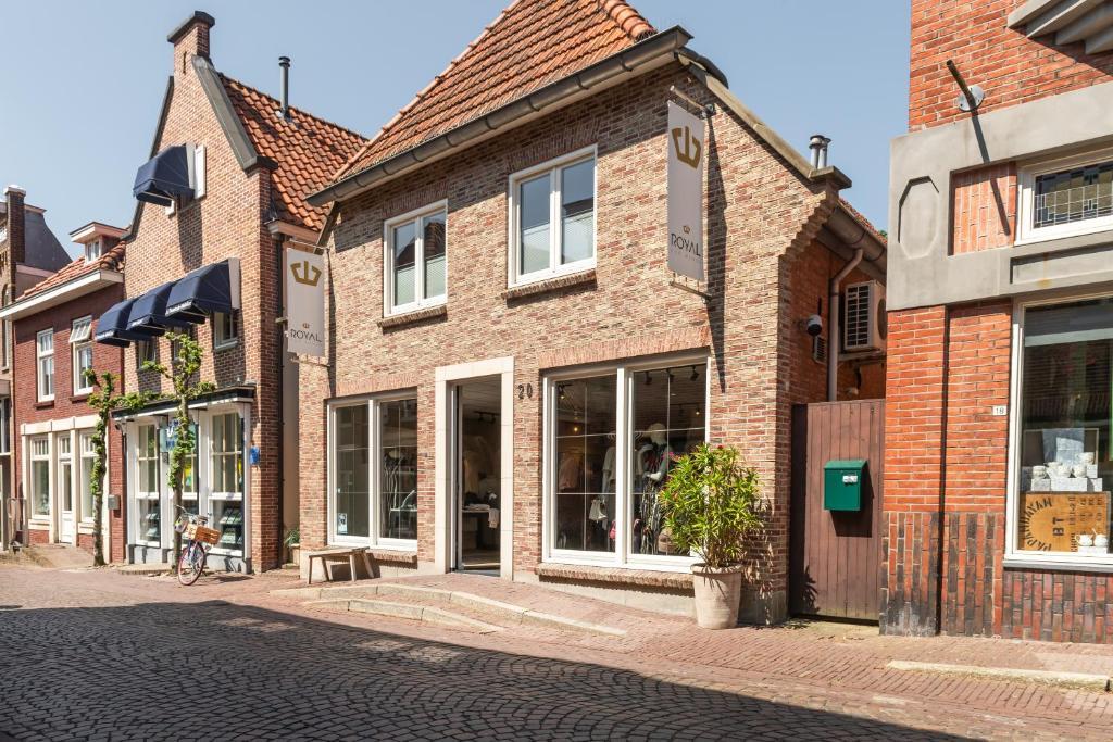 een rij bakstenen gebouwen op een straat bij B&B 'n Drost in Ootmarsum