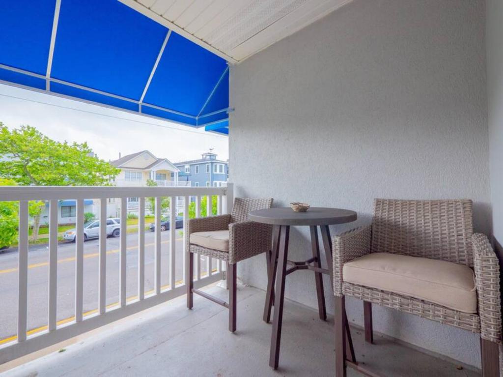 Balkón nebo terasa v ubytování Trendy 1BD Balcony Pool Small fam or couples stay