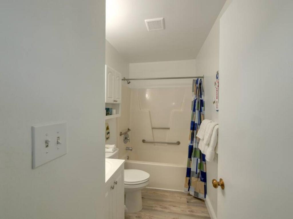 Koupelna v ubytování Trendy 1BD Balcony Pool Small fam or couples stay