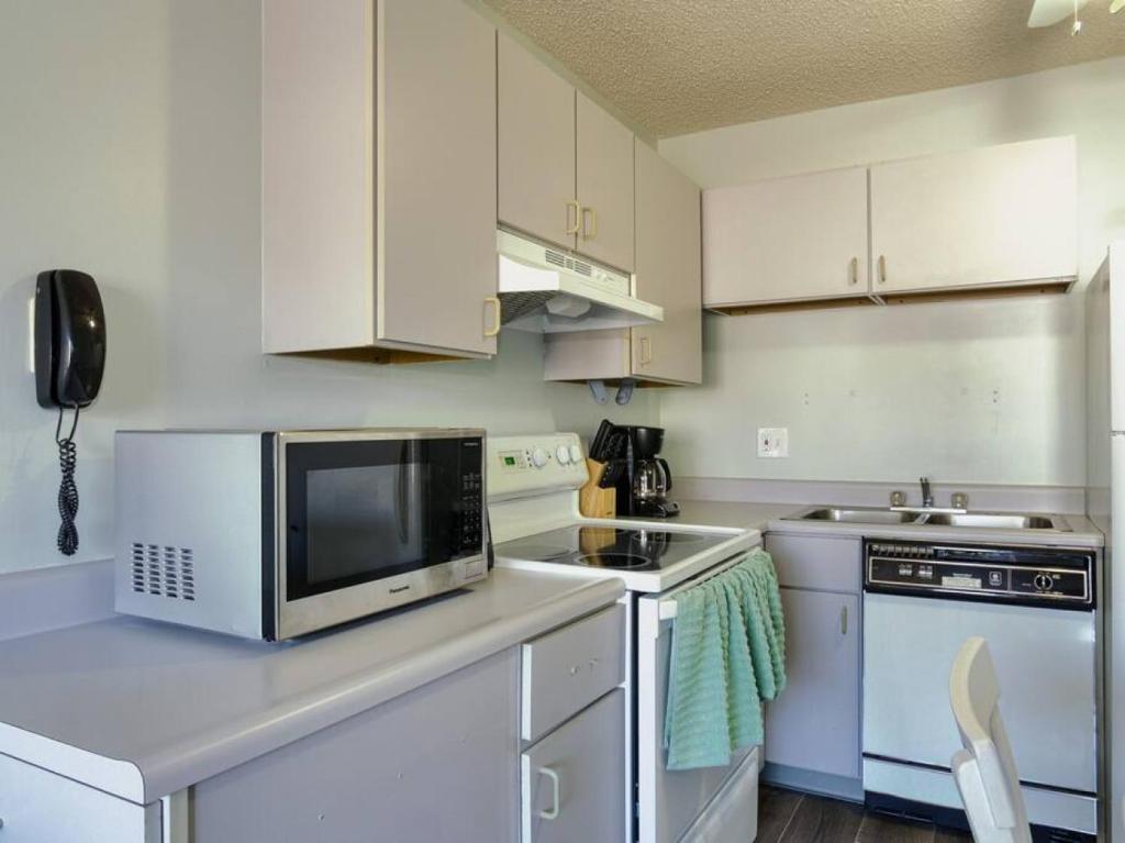 Kuchyň nebo kuchyňský kout v ubytování Trendy 1BD Balcony Pool Small fam or couples stay