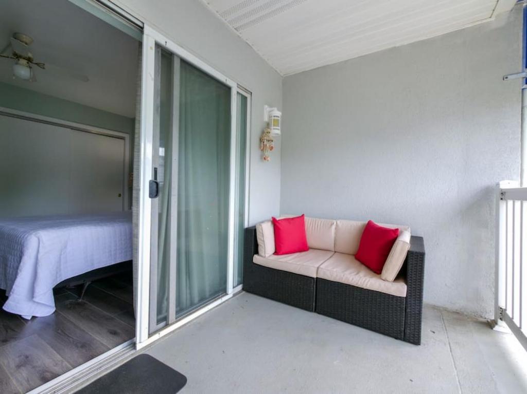 Postel nebo postele na pokoji v ubytování Trendy 1BD Balcony Pool Small fam or couples stay