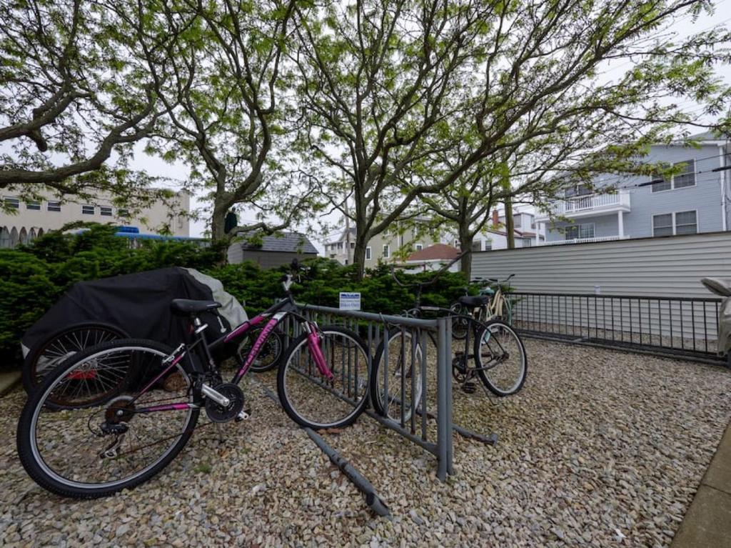 Jízda na kole v ubytování Trendy 1BD Balcony Pool Small fam or couples stay nebo okolí