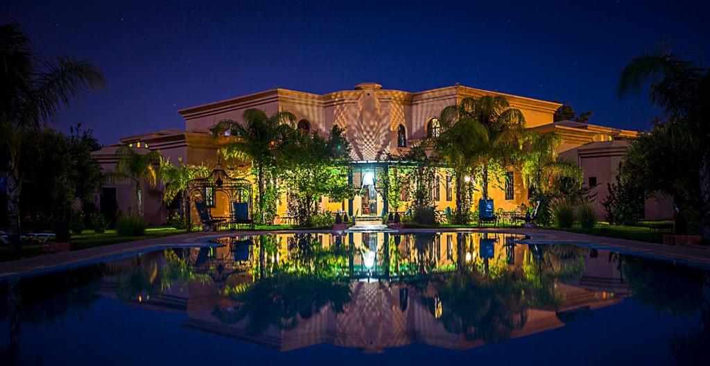 Bazén v ubytování Las Palmeras Guest House nebo v jeho okolí
