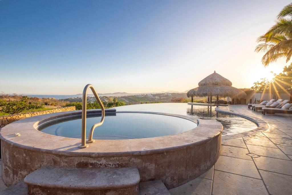 bañera de hidromasaje en un círculo de piedra con puesta de sol en 3BD Golf Front Beach Club and Hot Tub in PLC, en San José del Cabo