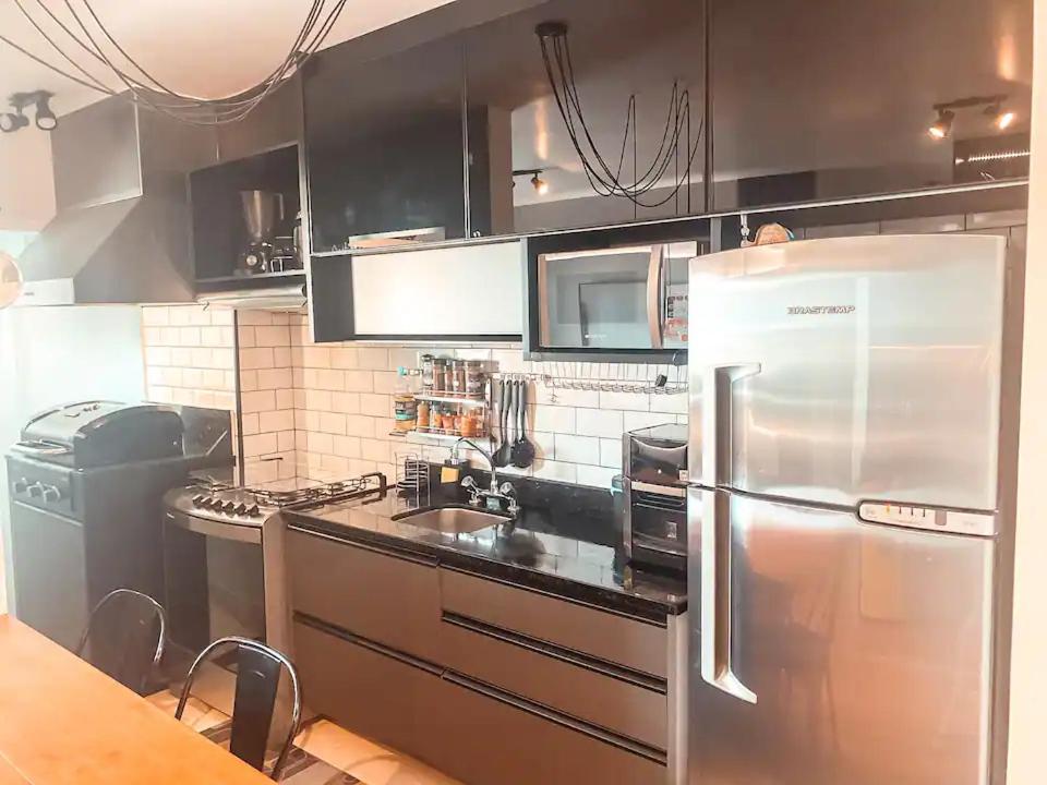 uma cozinha com um frigorífico e electrodomésticos em aço inoxidável em Apto Andalus-Frente Hospital Einstein-Estádio MorumBis em São Paulo